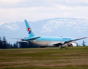 A Korean Air Boeing 777 rests on the runway of a Canadian Forces base in Comox, British Columbia on Tuesday April 10, 2012. (Yonhap News)