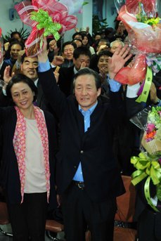 Rep. Chung Moon-joon of the ruling Saenuri Party celebrates his victory over liberal rival Lee Kye-ahn in the Dongjak-B constituency in Seoul on Wednesday. (Park Hyun-koo/The Korea Herald)