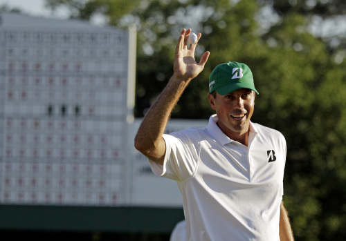 Matt Kuchar holds up his ball after a birdie during the Masters golf tournament last weekend. (AP-Yonhap News)