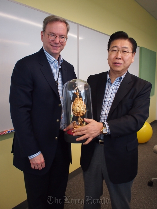 POSCO CEO Chung Joon-yang (right) presents Google executive chairman Eric Schmidt with a replica of a national treasure from the ancient Baekje Kingdom at the Google headquarters in San Francisco on Tuesday. (POSCO)