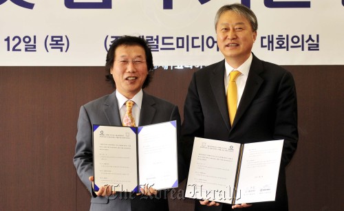 Herald Media CEO and publisher Lee Young-man (left) and Seoul National University of Education president Shin Hang-gyun pose for a photo at the MOU signing ceremony at Herald Media in Seoul on Thursday. (Kim Myung-sub/The Korea Herald)