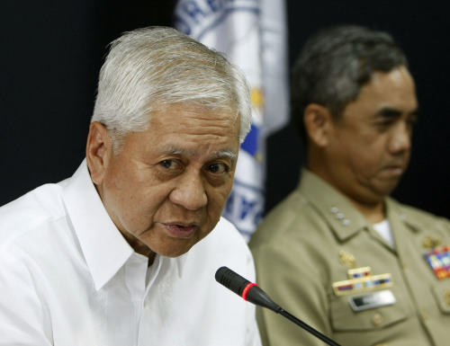 Philippine Foreign Affairs Secretary Albert Del Rosario (left) and Philippine Navy Chief Vice-Admiral Alexander Pama talk to reporters during a news conference at the Department of Foreign Affairs in Manila on Wednesday. (AP-Yonhap News)