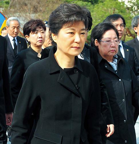 Ruling Saenuri Party chief Park Geun-hye pays her respects at the National Cemetery in southern Seoul on Thursday morning after her party pulled off a surprise victory in the general elections. (Park Hyun-koo/The Korea Herald)
