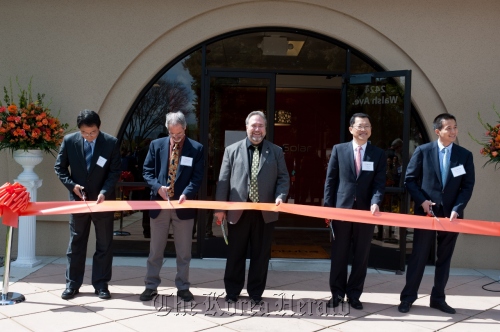 Hanwha SolarOne president Kim Hee-cheul (second from right), Hanwha International president Lee Sang-mook (left), Hanwha Solar America president Chris Eberspacher (second from left) and other officials cut the tape at a ceremony for the launch of the conglomerate’s solar energy think tank on Thursday in Santa Clara in the U.S. (Hanwha Group)