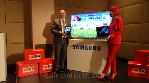 Michael Zoeller, European marketing director at Samsung Electronics and an IFA model showcase Samsung Electronics’ products at the Global Press Conference in Dubrovnik, Croatia on Saturday. (Joint Press Corps)