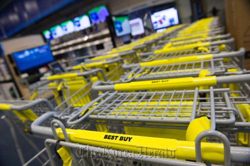 Shopping carts are lined up at a Best Buy Co. store in San Francisco, California. (Bloomberg)