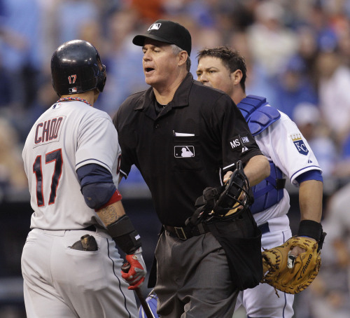 The home-plate umpire keeps Cleveland Indians right fielder Choo Shin-soo and Kansas City Royals catcher Humberto Quintero separated in the third inning. (AP-Yonhap News)