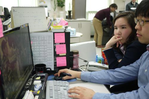 Park Eun-mi (left) screens submissions for the 2012 Seoul International Drama Awards. (Yonhap News)