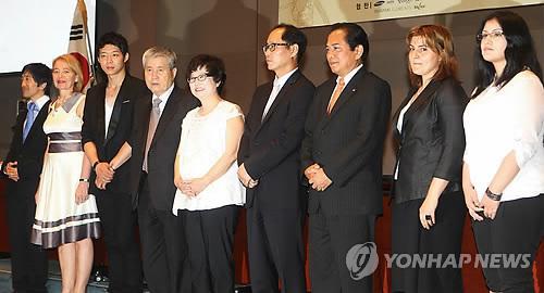 Participants at the Seoul International Drama Awards pose for a picture ahead of a press conference at the 2011 event. (Yonhap News)
