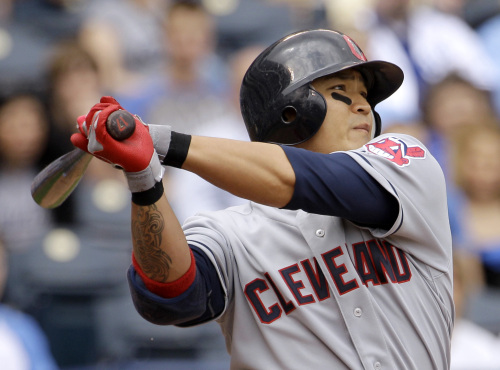 Cleveland Indians right fielder Choo Shin-soo watches his two-run double in the third inning on Sunday. (AP-Yonhap News)