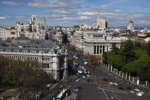 The Bank of Spain (left) stands on Cibeles Square in Madrid. (Bloomberg)