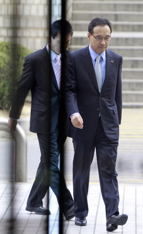 Himart chairman Sun Jong-koo arrives at Seoul Central District Prosecutors` Office on March 27. (Yonhap News)