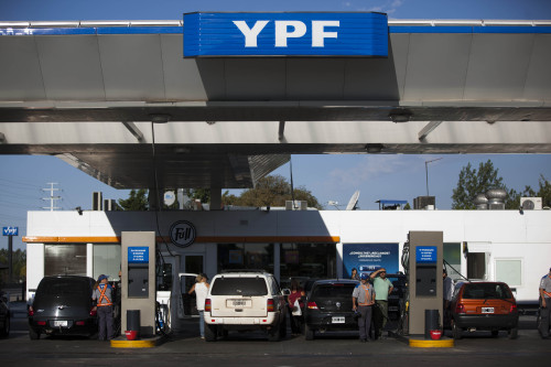 People refuel their vehicles at a YPF gas station in Buenos Aires, Argentina, Monday. (AP-Yonhap News)