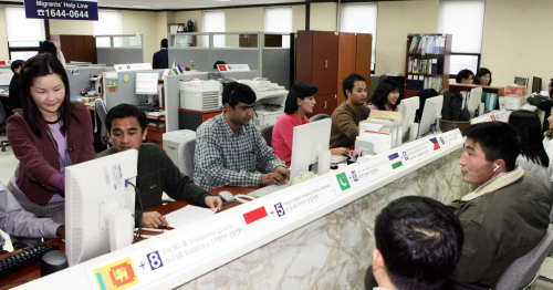 Expatriates give counsel to workers from their home countries at a support center in Seoul. (Korea Herald file photo)