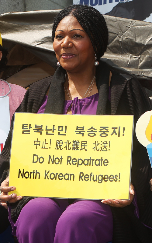 Singer Liz Mitchell participates in a rally protesting Beijing’s forcible repatriation of North Korean defectors in front of the Chinese Embassy in Seoul on Tuesday. (Yonhap News)
