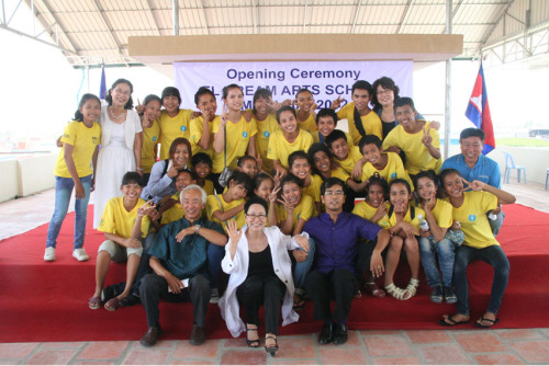 Lee Chan-hae poses with Cambodian children during the opening ceremony of El Dream Arts School in Canadia, Cambodia, last month. (Lee Chan-hae)