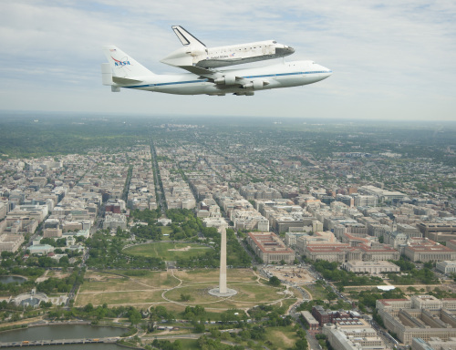 U.S. space shuttle Discovery aboard a modified jumbo jet flies over Washington D.C., Tuesday. (Xinhua-Yonhap News)