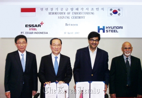 Hyundai Steel vice chairman & CEO Park Seung-ha (second from left) poses with PT Essar president director KB Trivedi (third from left) after signing an MOU in Jakarta on Tuesday. (Hyundai Steel)