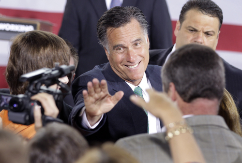 Republican presidential candidate Mitt Romney waves to supporters in Charlotte, North Carolina, Wednesday. (AP-Yonhap News)