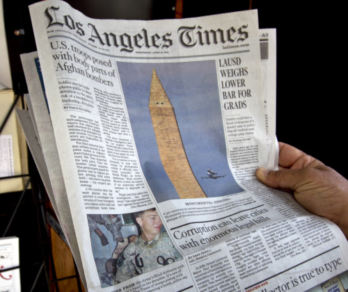 The front page of the Los Angeles Times newspaper is shown on Wednesday. The lower left photo, obtained and published by the Los Angeles Times, shows U.S. soldiers posing with the bloodied remains of dead insurgents in Afghanistan. (AP-Yonhap News)