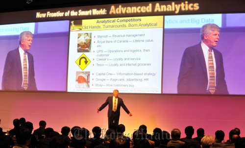 Data analyst and Babson College professor Thomas Davenport speaks at LG CNS’ Entrue 2012 conference in southern Seoul on Thursday. (Kim Myung-sub/The Korea Herald)