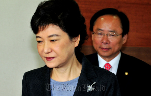 Park Geun-hye, chairwoman of the ruling Saenuri Party, enters a conference room at the party’s headquarters in Yeouido, Seoul, to attend an emergency committee meeting Thursday. (Park Hyun-koo/The Korea Herald)