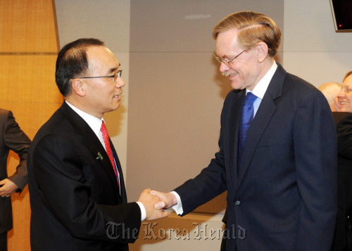 Korea’s Finance Minister Bahk Jae-wan (left) shakes hands with World Bank president Robert Zoellick before starting talks in Washington, D.C. on Thursday. (Finance Ministry)