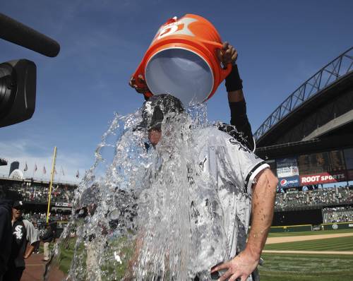 Chicago White Sox pitcher Philip Humber is doused with water after his perfect game. (AFP-Yonhap News)