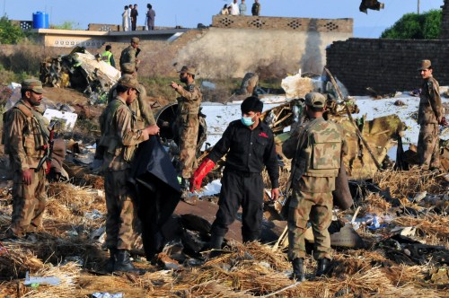 Rescuers work at the air accident site in the outskirts of Islamabad, capital of Pakistan, on Saturday, after 127 were killed in a Bhoja Air Boeing 737 plane crashed here Friday evening. (Xinhua-Yonhap News)