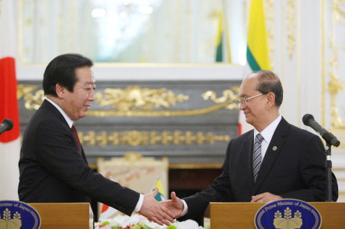 Yoshihiko Noda (left), Japan’s prime minister shakes hands with Thein Sein, Myanmar’s president, after speaking to the media following their bilateral meeting at the Mekong-Japan Summit at the State Guest House in Tokyo on Saturday. (Bloomberg)