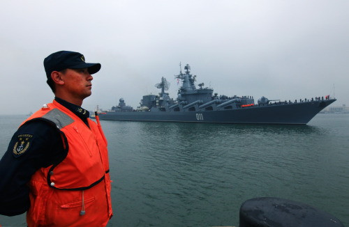 Russian Pacific Fleet’s flagship Varyag, a Slava-class guided missile cruiser, arrives at a naval base in Qingdao, China, Saturday. (Xinhua-Yonhap News)