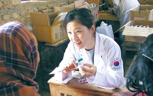 A World Friends Korea volunteer doctor gives medical instruction to patients.