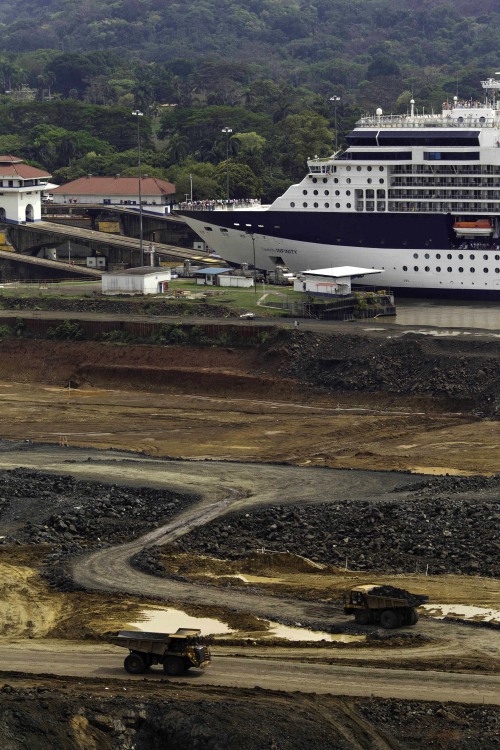 A cruise ship passes through Pedro Miguel locks in the Panama Canal next to expansion work in Panama City, Panama, on Friday.(AP-Yonhap News)