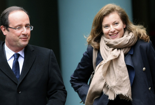 Socialist Party candidate for the presidential election Francois Hollande and his companion Valerie Trierweiler leave the regional council in Tulle, central France, Sunday, after voting in the presidential election first round. (AP-Yonhap News)