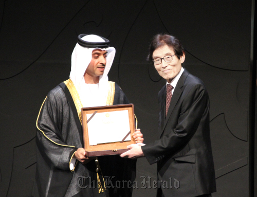 Yi Ki-ung (right), Book Culture Foundation chairman and the director of Paju Book City, receives a prize from Mohammed bin Zayed bin Sultan Al Nahyan, the Crown Prince of Abu Dhabi, at the award ceremony of Sheikh Zayed Book Award in Abu Dhabi, UAE, on March 29. (Paju Book City)