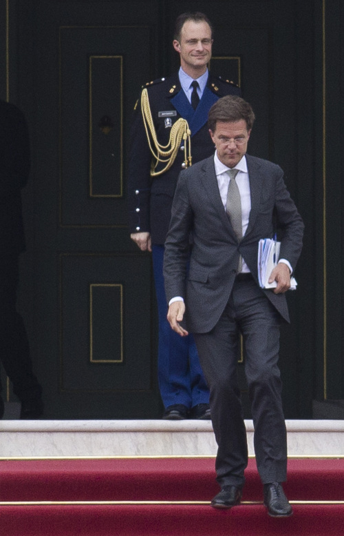 Dutch prime minister Mark Rutte leaves royal palace Huis ten Bosch after meeting with Dutch Queen Beatrix in The Hague, Netherlands, Monday. (AP-Yonhap News)