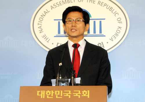 Gyeonggi Gov. Kim Moon-soo announces his presidential bid on Sunday. (Yonhap News)