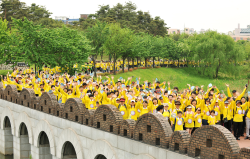 People take part in last year’s International We Love U Foundation walkathon in Seoul. (International We Love U Foundation)