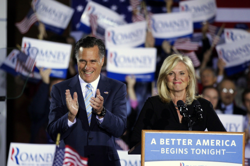 Republican presidential candidate, former Massachusetts Gov. Mitt Romney and wife, Ann, take the stage at an election night rally in Manchester, New Hampshire on Tuesday. (AP-Yonhap News)