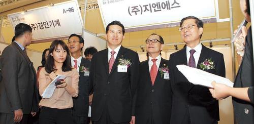 Prime Minister Kim Hwang-sik (right), KB Financial president Lim Young-rok (center) and KB Kookmin Bank CEO Min Byong-deok (third from left) attend a job fair organized by the lender last year. (KB)