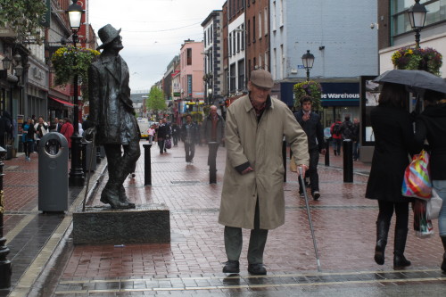 A man walks past the statue of author James Joyce on the main shopping boulevard of Dublin on Thursday. (AP-Yonhap News)