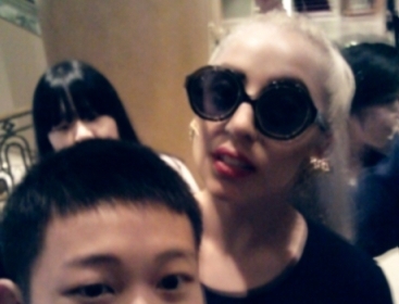 Lady Gaga and her fans at lobby of The Ritz-Carlton on Sunday (Courtesy of Jung Jin-woo)