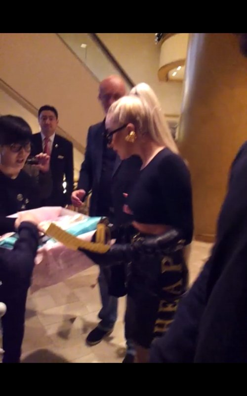 Lady Gaga and her fans at lobby of The Ritz-Carlton on Sunday. (Courtesy of Jung Jin-woo)