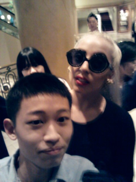 Lady Gaga and her fan (Courtesy of Jung Jin-woo)
