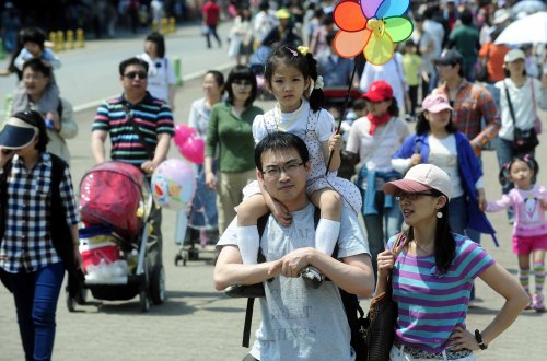 Families with children enjoy a day out at an amusement park in Gwacheon, Gyeonggi Province. (Park Hae-mook/The Korea Herald)