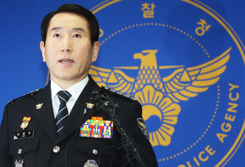 Korean National Police Agency commissioner general Cho Hyun-o apologizes for the police response in the Suwon murder case at a press conference in Seoul in April. (Yonhap News)