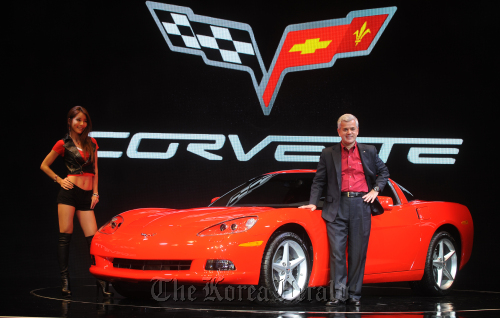 GM Korea CEO Sergio Rocha showcases the Chevrolet Corvette Coupe, a luxury sports car, during an unveiling event in Seoul on Monday. (Lee Sang-sub/The Korea Herald)