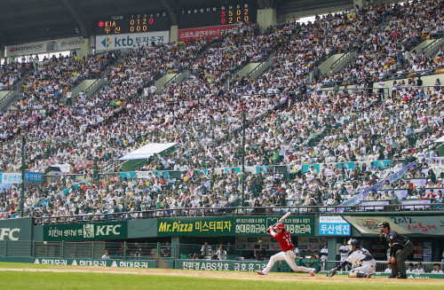 Baseball fans pack Seoul’s Jamsil Stadium. (Yonhap News)