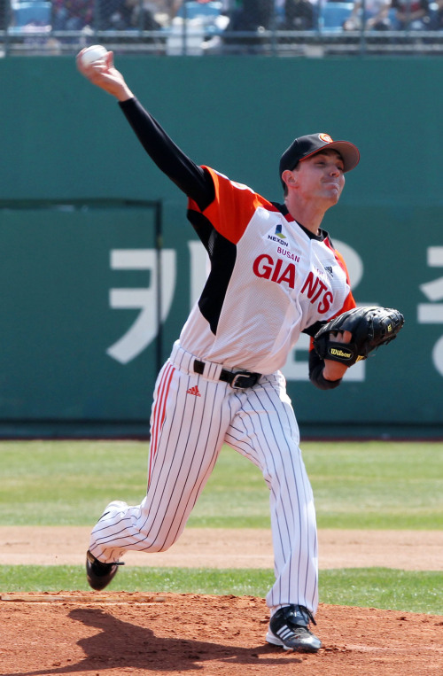 Lotte pitcher Ryan Sadowski (Yonhap News)