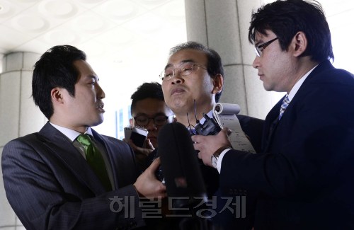 Former Vice Knowledge and Economy Minister Park Young-joon is surrounded by reporters on arrival at the Supreme Prosecutors’ Office in Seocho-dong, southern Seoul. (Park Hae-mook/The Korea Herald)